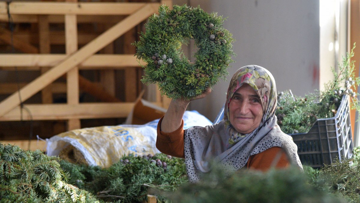 Avrupa'da yılbaşı heyecanı başladı! Türkiye'den 20 ülkeye 10 milyon dolarlık Noel çelengi hazırlanıyor