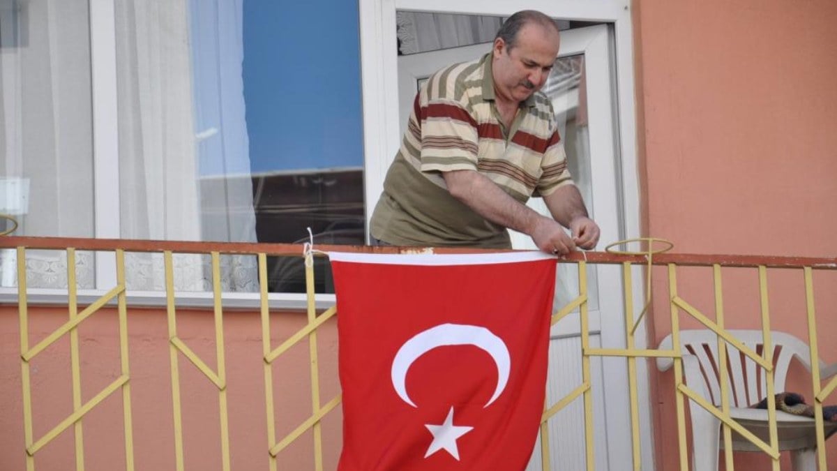 'Bayrak asan dayı' lakaplı fenomen Salih Tahtalıoğlu, 100. yıl için balkona çıktı