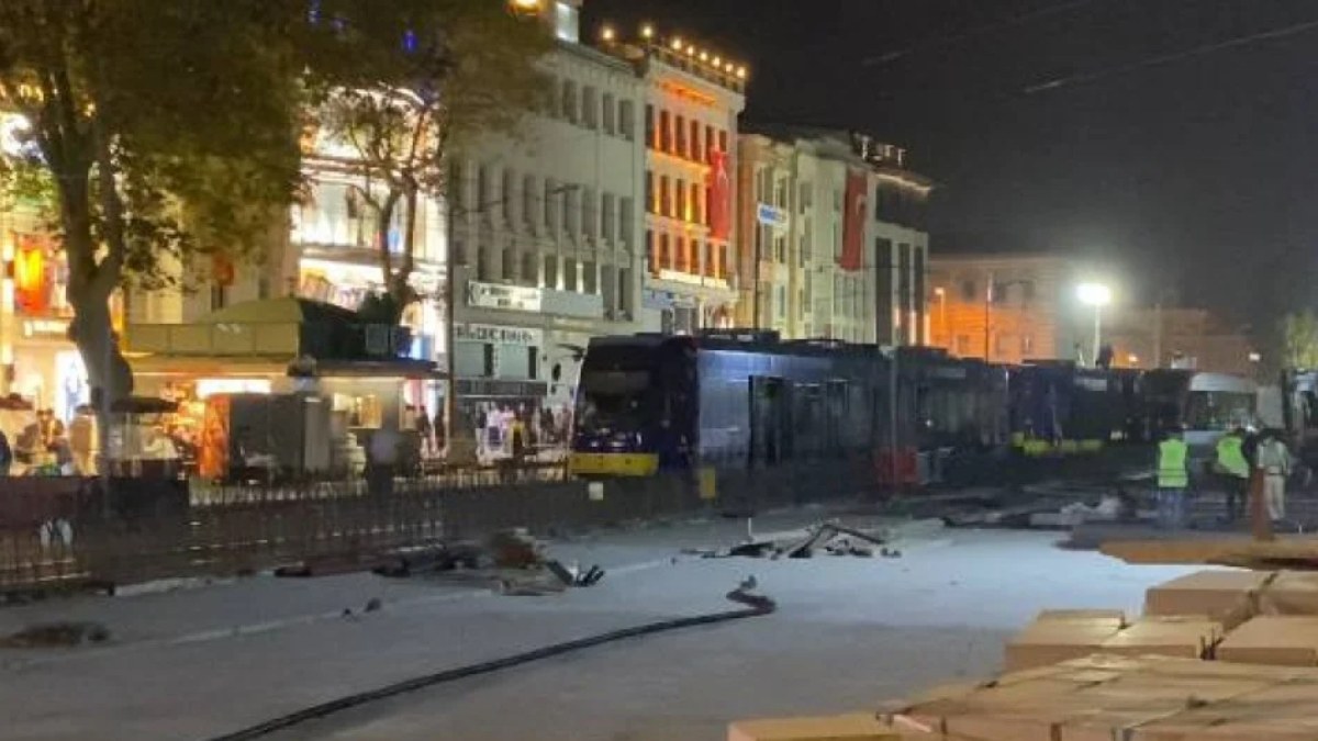 İstanbul Fatih'te hafriyat kamyonu tramvay hattının tellerini kopardı