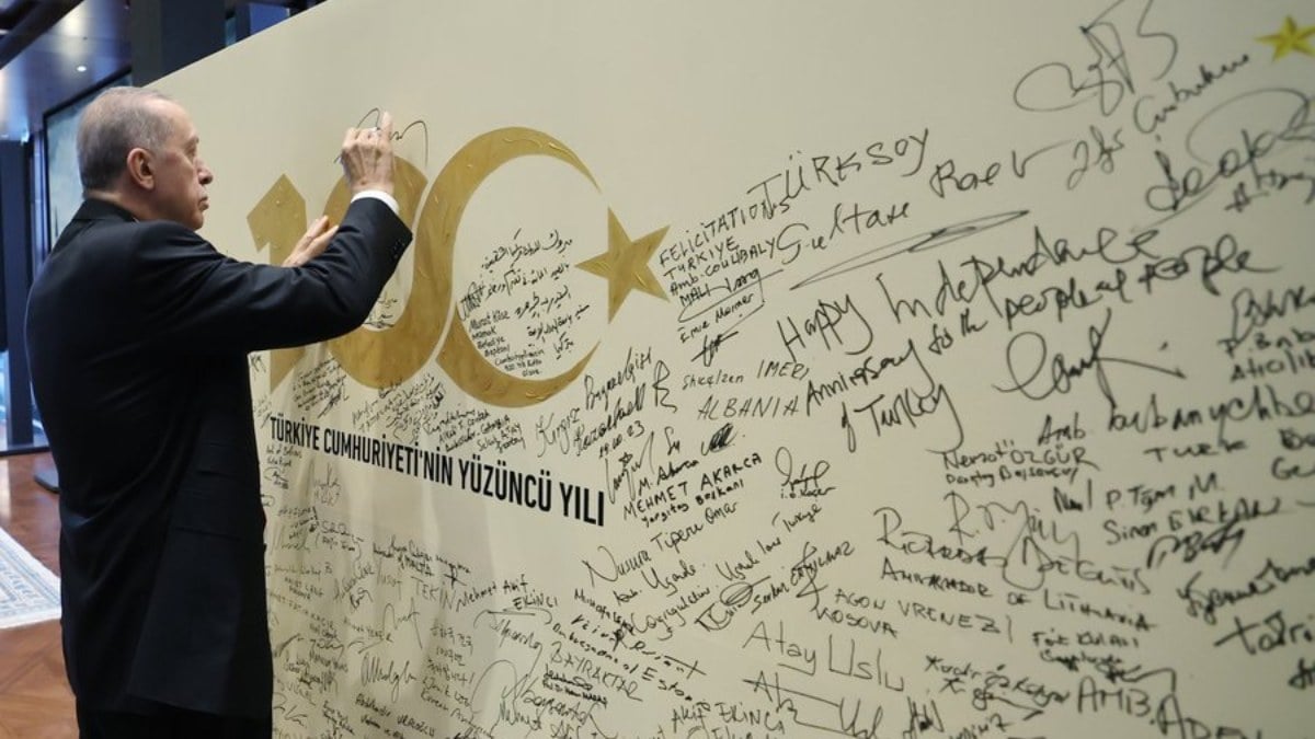 Cumhurbaşkanı Erdoğan, 100'üncü yıl panosuna imza attı