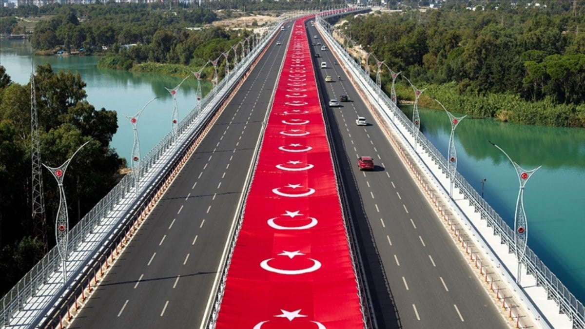 Adana'da Cumhuriyet Bayramı kutlamaları! 15 Temmuz Şehitler Köprüsü'ne dev bayrak asıldı