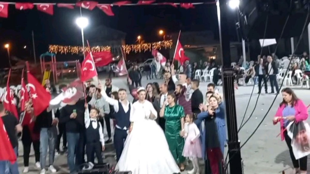 Edirne'de bir düğünde davetliler 29 Ekim'i kutladı