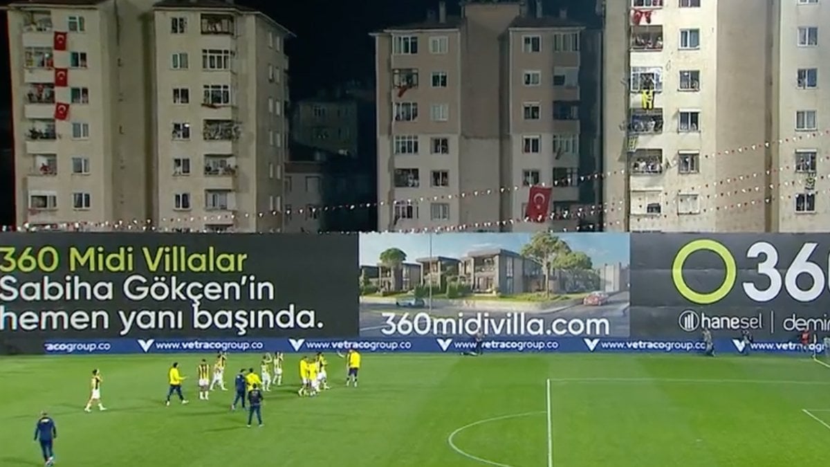 Fenerbahçeliler, galibiyeti balkondaki taraftarıyla kutladı