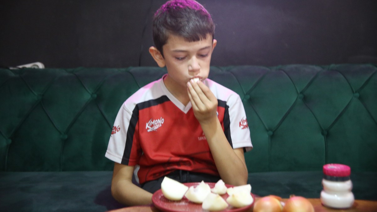 Bursa'da 12 yaşındaki çocuk meyve tabağı yerine soğan ve sarımsak tabağı istiyor