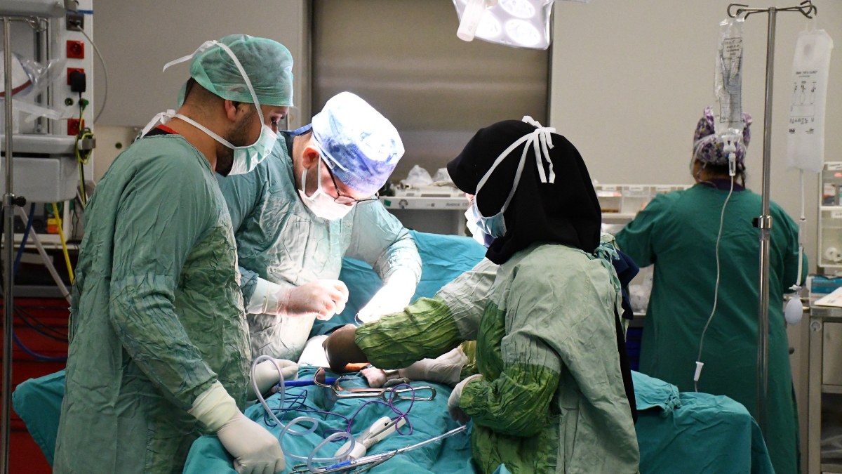 Yozgat Şehir Hastanesi'nde başarılı operasyon! Yaşlı kadından 15 santimlik kitle çıkarıldı...