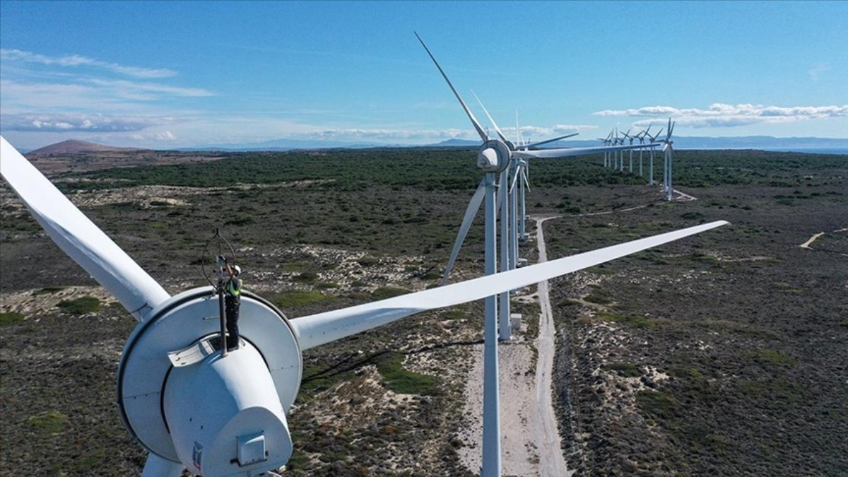 Bozcaada'da rüzgar türbinlerinin metrelerce yükseklikte zorlu bakımı