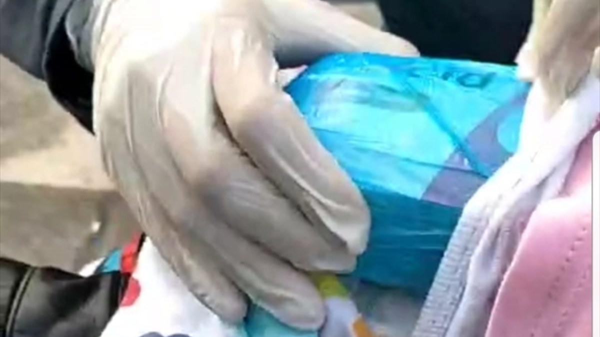 Kırklareli'de uyuşturucu operasyonu: Bebeklerinin karnına gizlediler