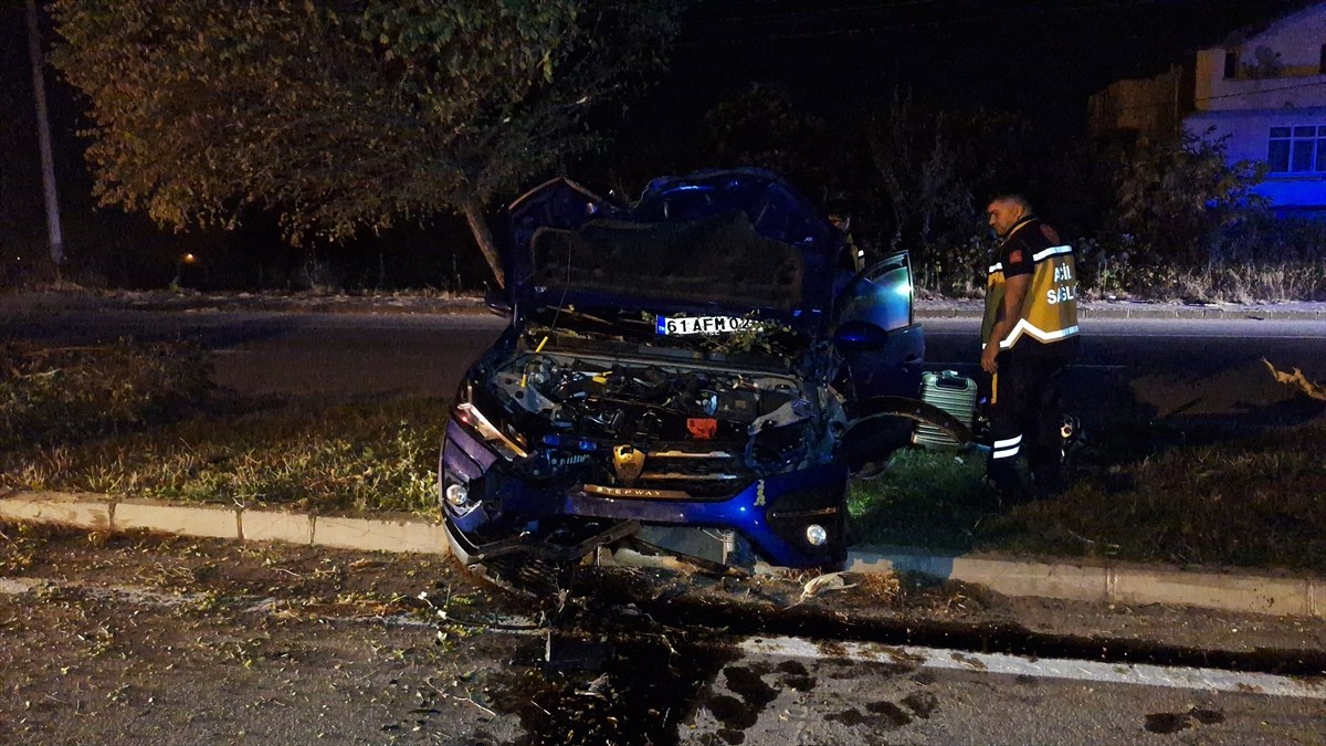 Samsun'da ağaca çarpan otomobildeki 3 kişi yaralandı