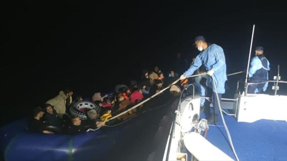 Çanakkale açıklarında Yunan ekiplerinin ölüme ittiği 77 göçmen kurtarıldı