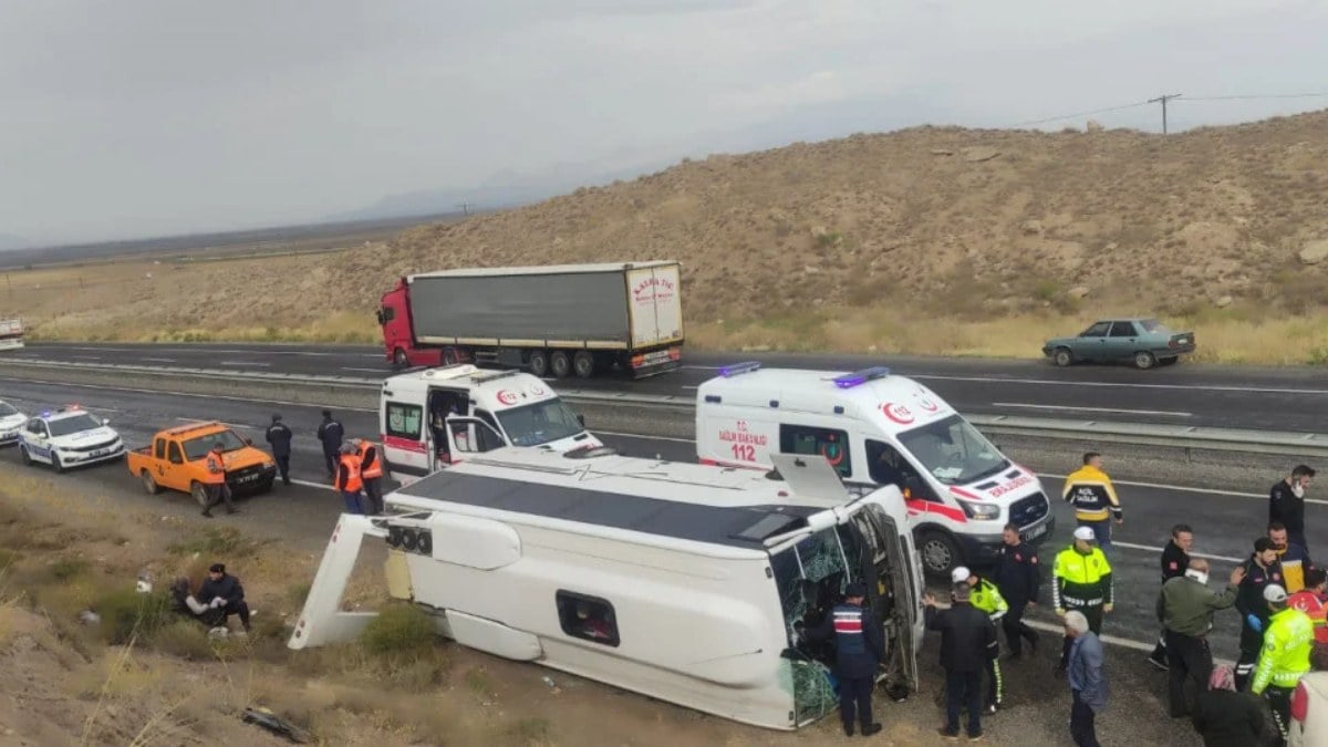 Kayseri'de yolcu midibüsü devrildi: 14 yaralı