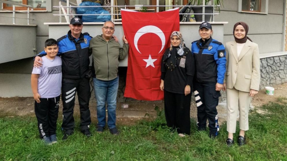 Düzce'de depremzede aileye Türk bayrağı jesti