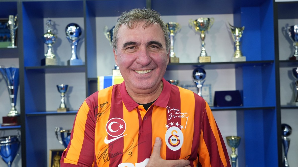 Galatasaray efsanesi Gheorghe Hagi, 100. yıl formasını giydi