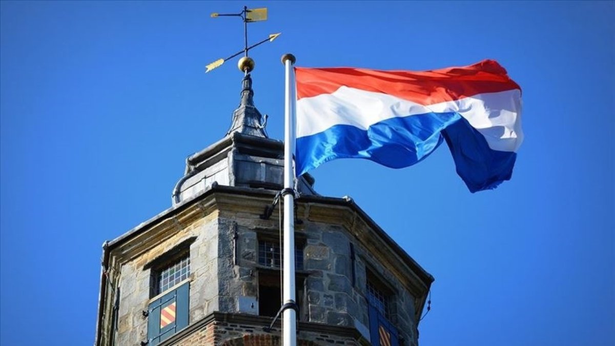Hollanda'da iki kamu çalışanı, devlet sırlarını sızdırdığı şüphesiyle gözaltında