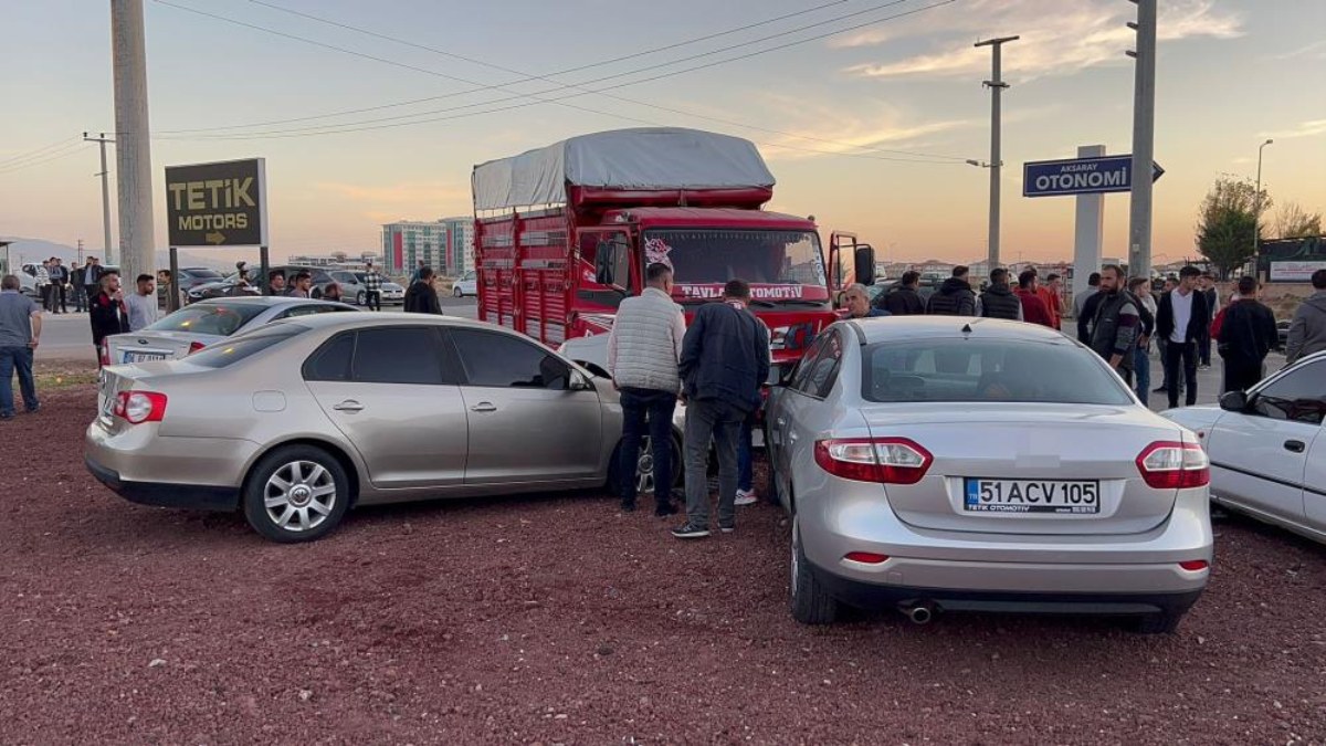 Aksaray'da çok sayıda aracı hurdaya çeviren kamyonet sürücüsü kaçtı