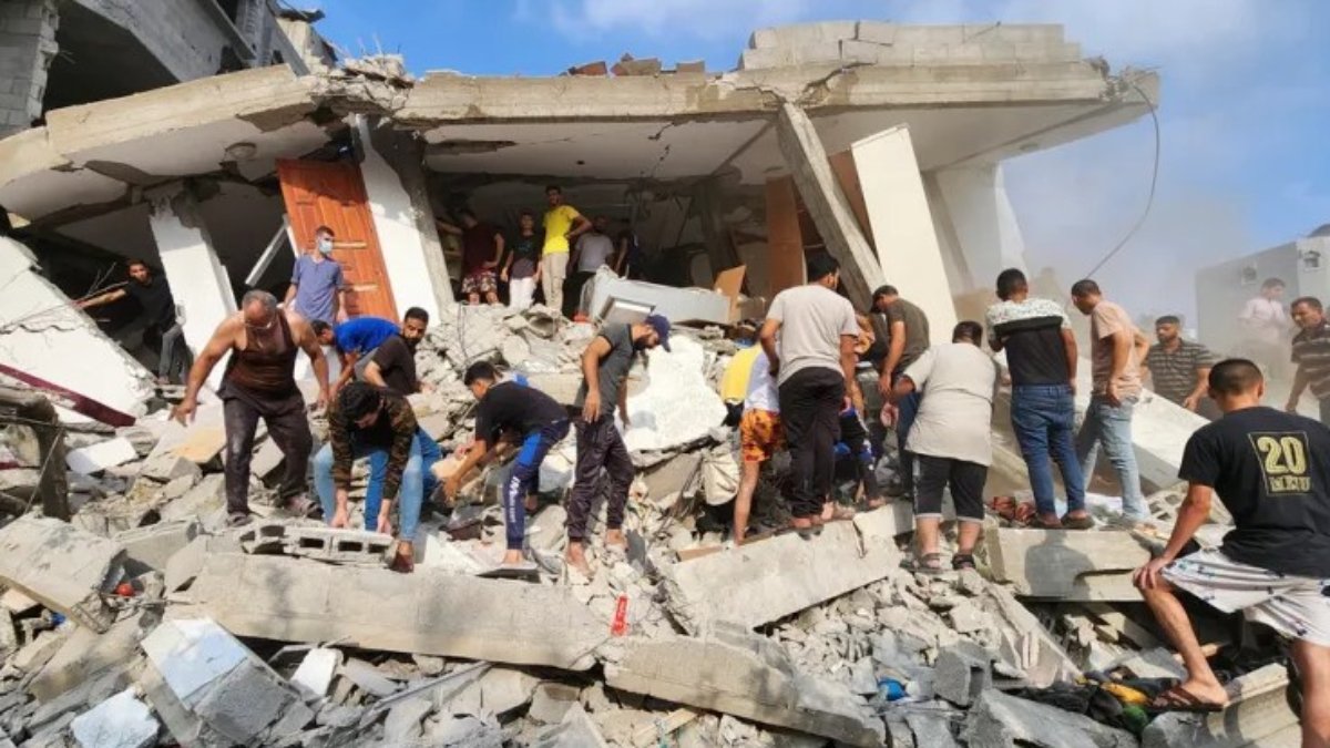İsrail Bureij mülteci kampını vurdu: En az 20 ölü