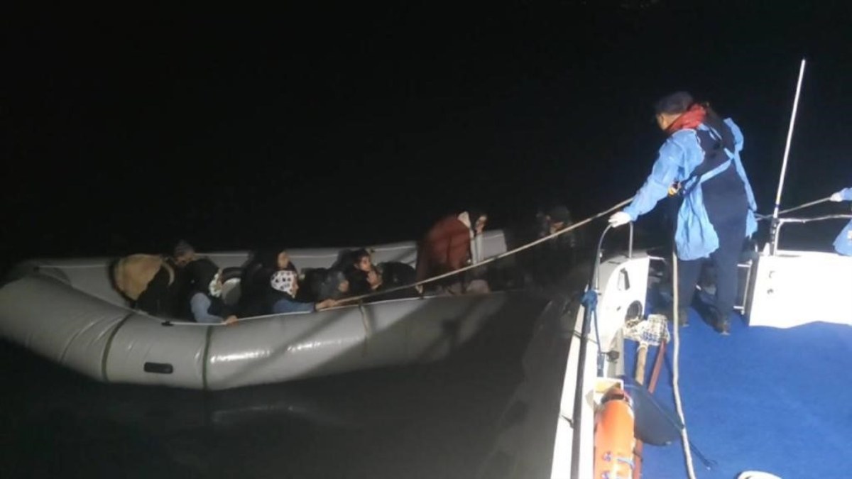Çanakkale açıklarında Yunanların ölüme ittiği 36 göçmen kurtarıldı
