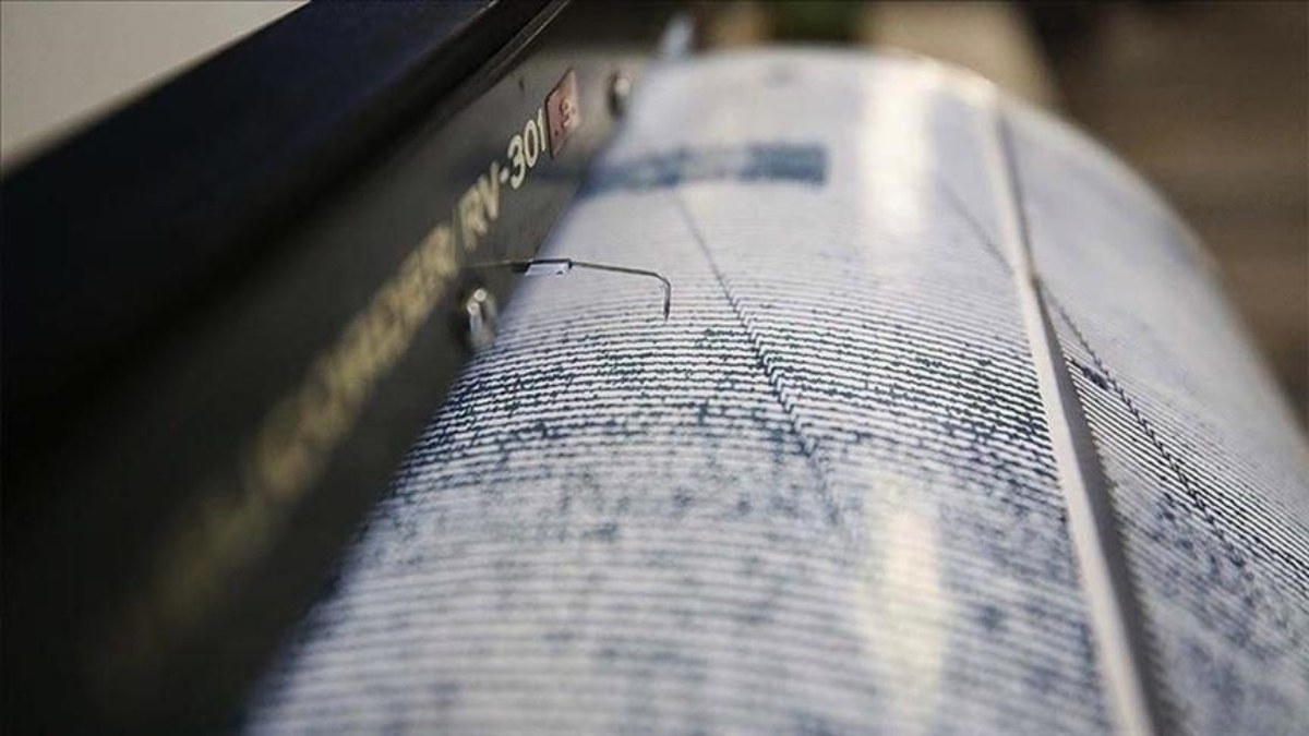 Endonezya şiddetli depremlerle sarsıldı