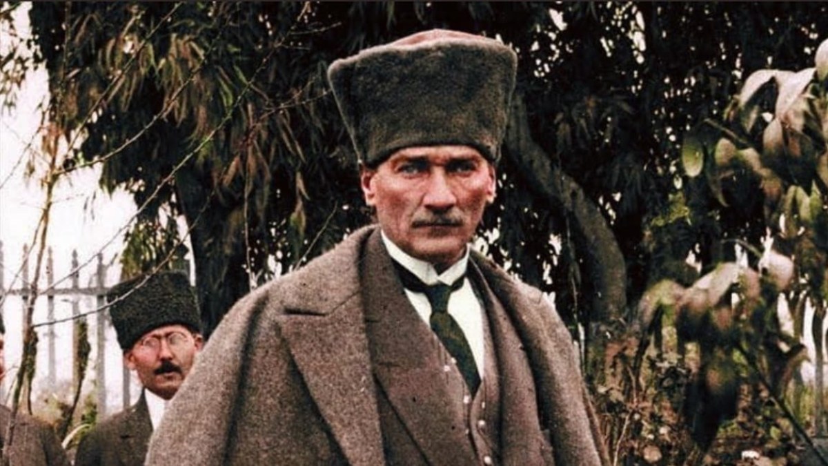 Ünlü isimlerden Atatürk'ün ölüm yılına özel mesajlar