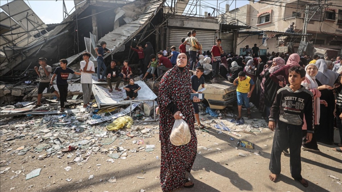 Gazze'de ekmek kuyruğundaki insanlar hava saldırılarına maruz kalıyor