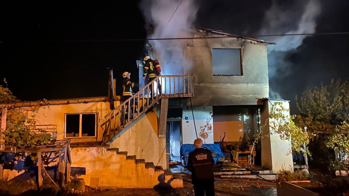 Kasyeri'de 2 katlı müstakil ev yangında kül oldu