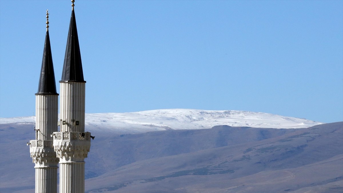 Doğu'da soğuk hava etkili oluyor! Kars ve Ardahan'da kırağı oluştu