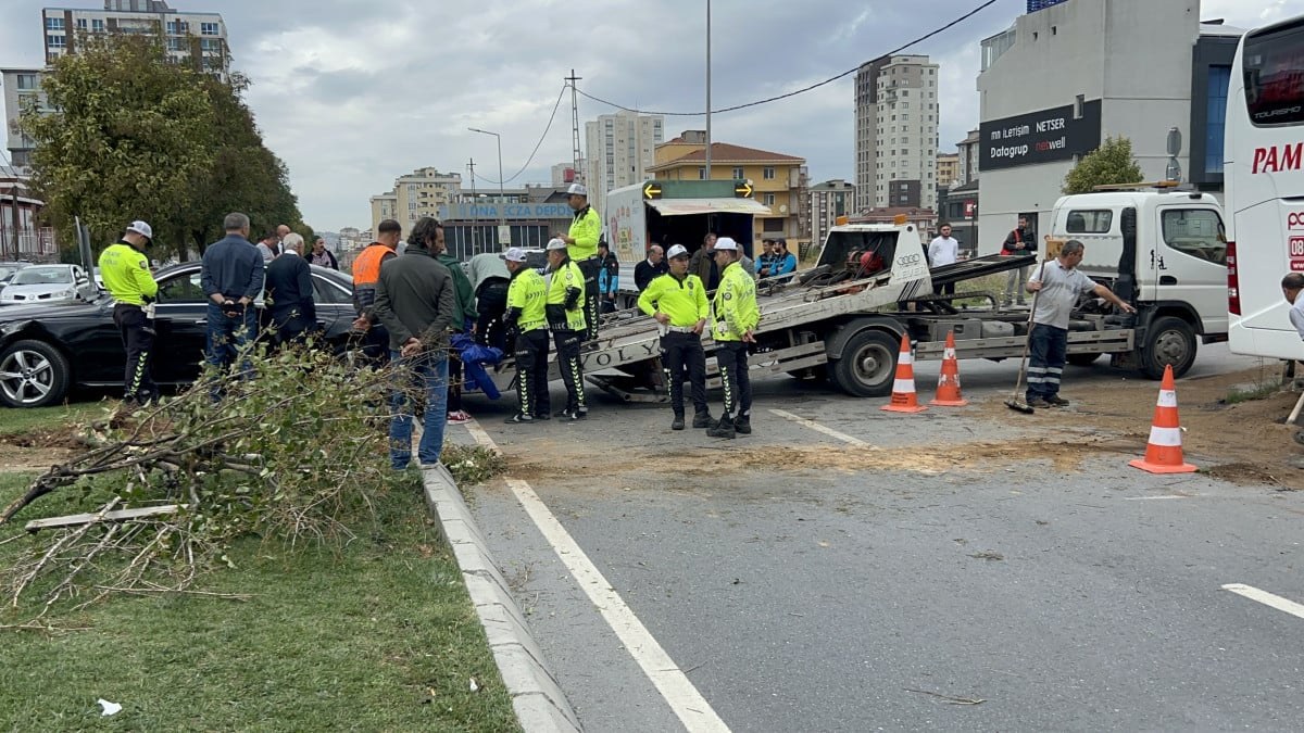Ümraniye'de yolcu otobüsü otomobile ve yayaya çarptı: 2 yaralı