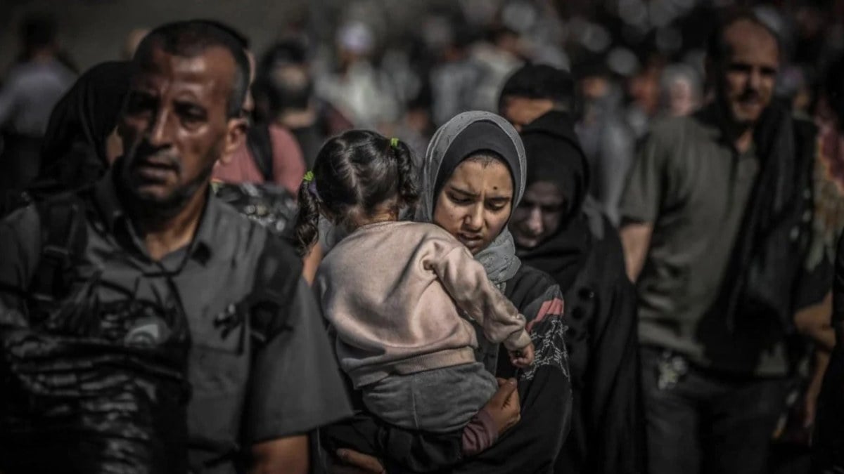 İsrail'in zorla göç ettirdiği Gazzeliler çile yolundan geçiyor