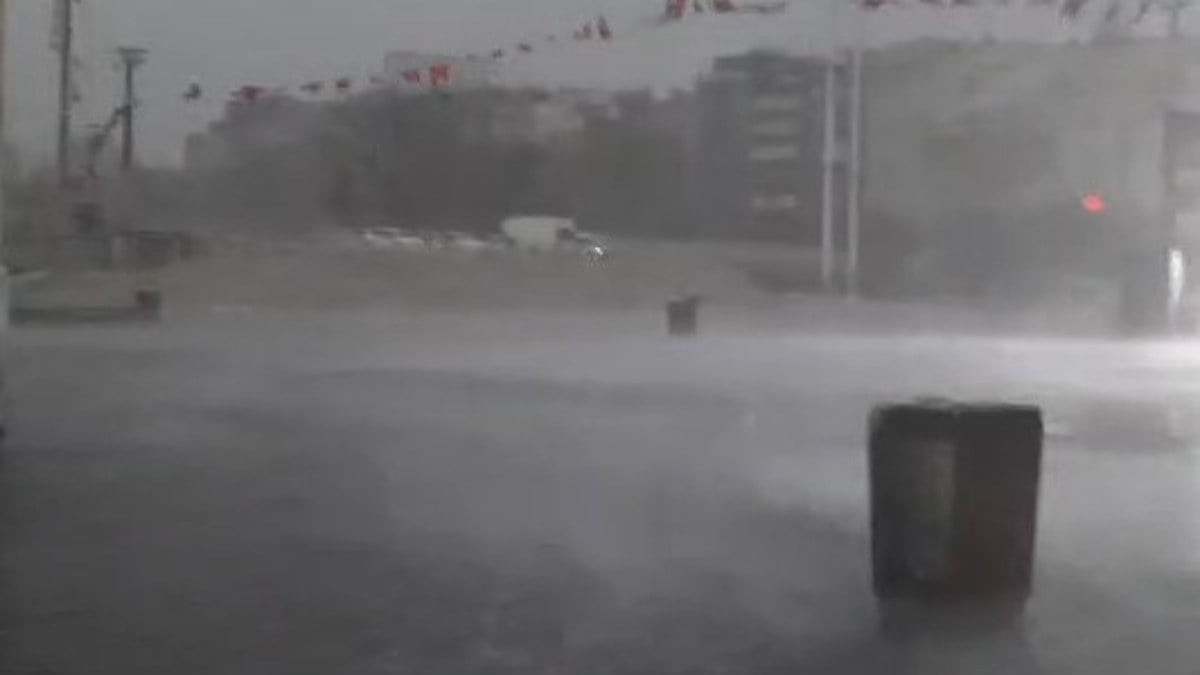 İstanbul yağmura teslim oldu: Taksim'de vatandaşlar kaçacak yer aradı