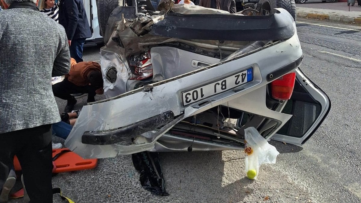 Konya'da kamyonun çarptığı otomobil ters döndü: 5 yaralı