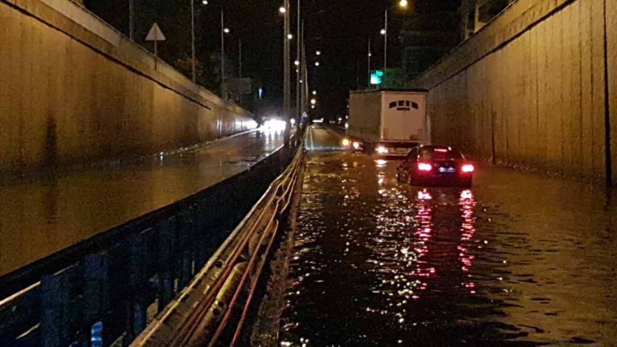 Antalya'da alt geçidi su bastı: Polisler müdahale etti