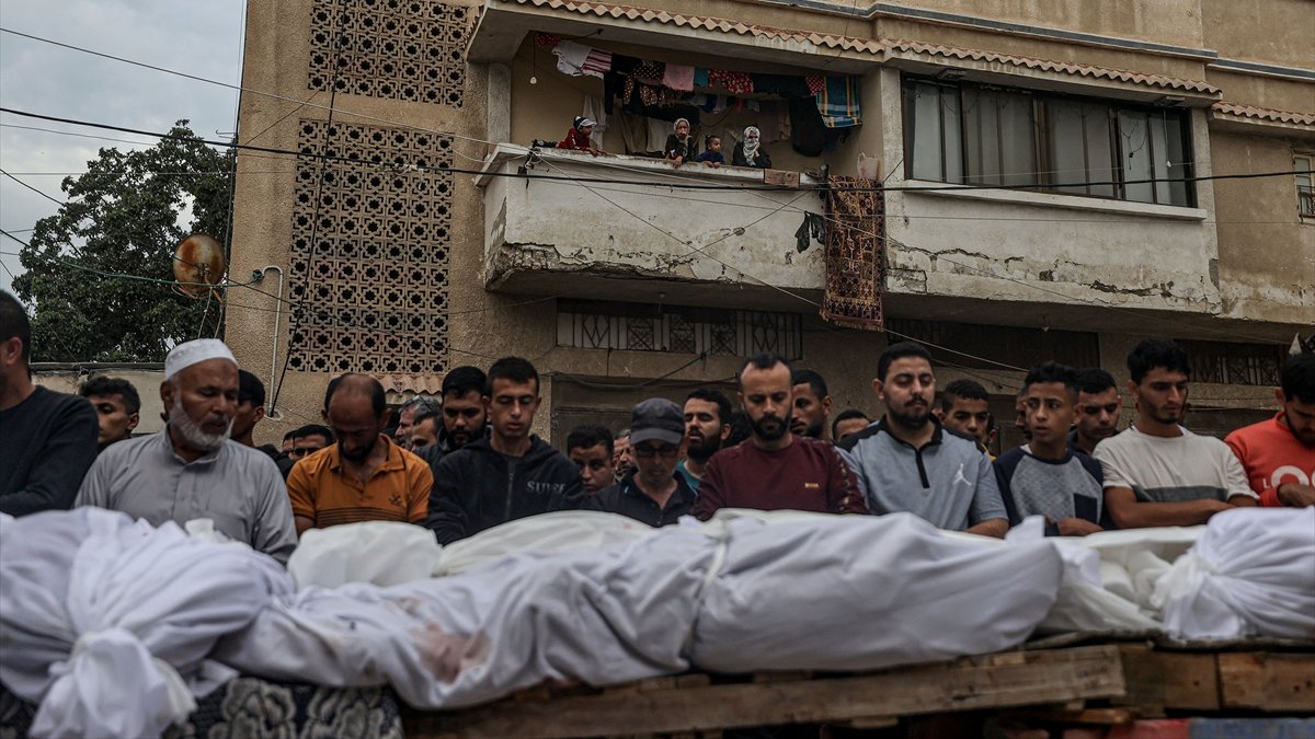 Gazze'deki Şifa Hastanesi'nde toplu mezar çalışmaları başladı