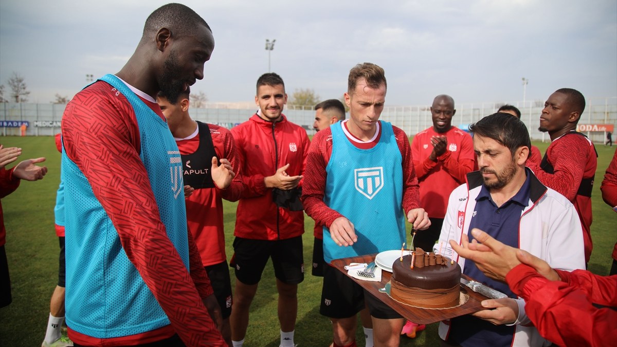 Sivasspor, Samba Camara'ya sürpriz doğum günü kutlaması yaptı
