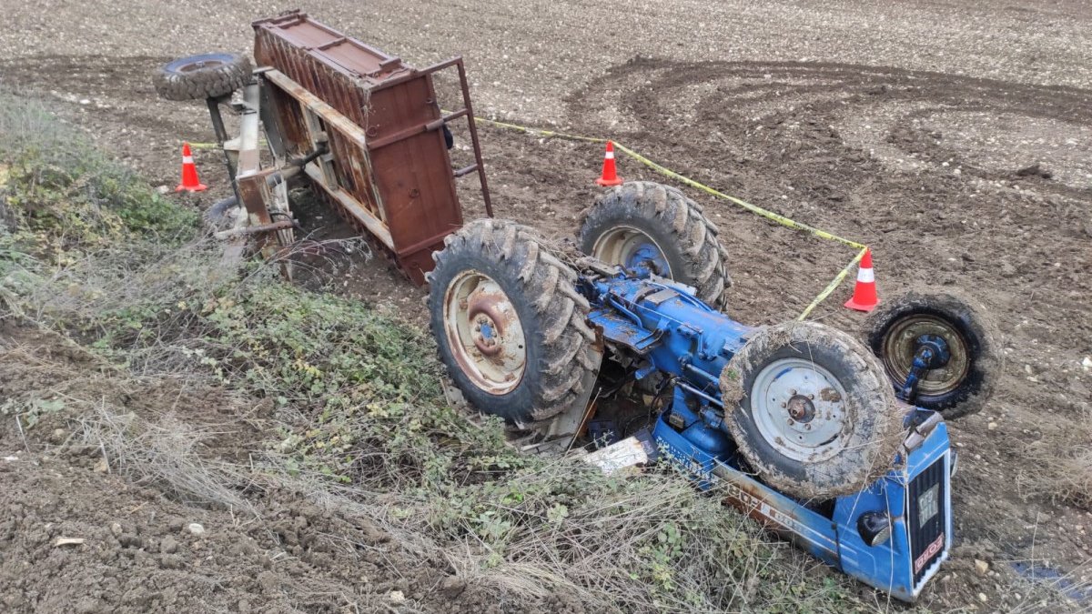 Bilecik’te kontrolden çıkan traktör devrildi: 1 ölü, 1 yaralı