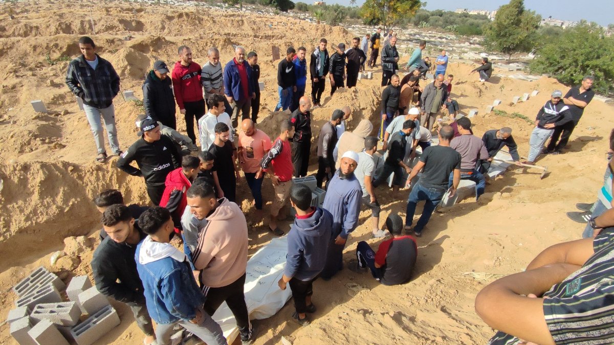 Gazze'de can verenler için toplu mezar kazıldı