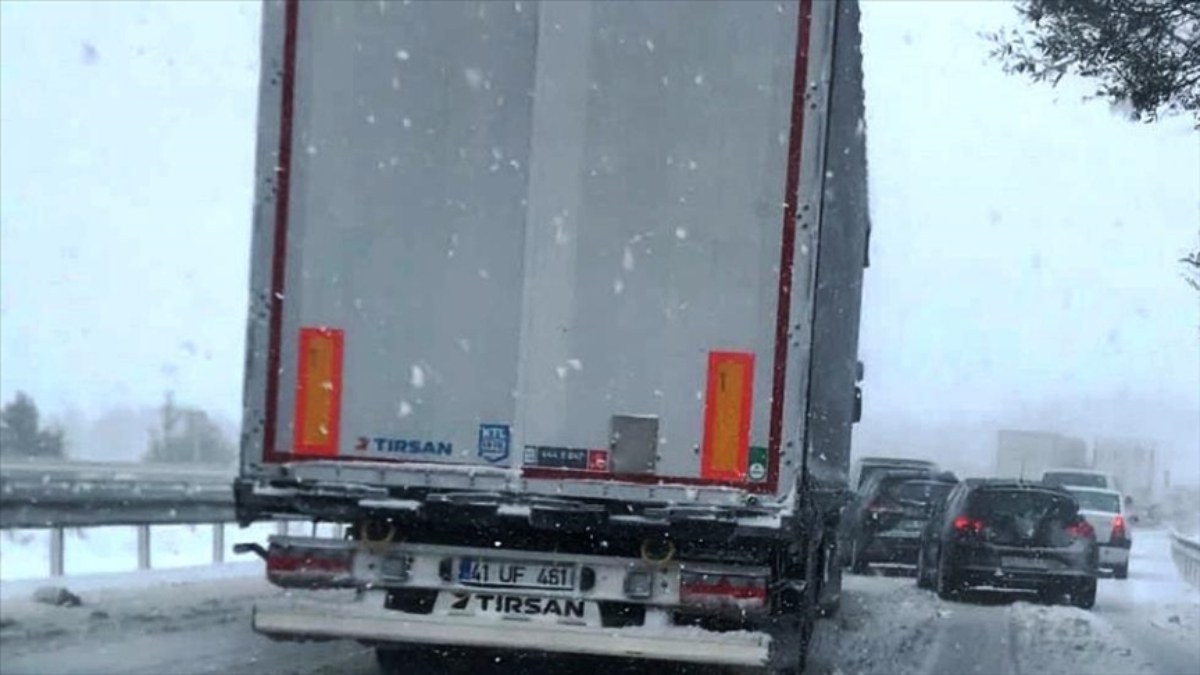 Karabük-Bolu kara yolunda kar yağışı ulaşımı aksatıyor