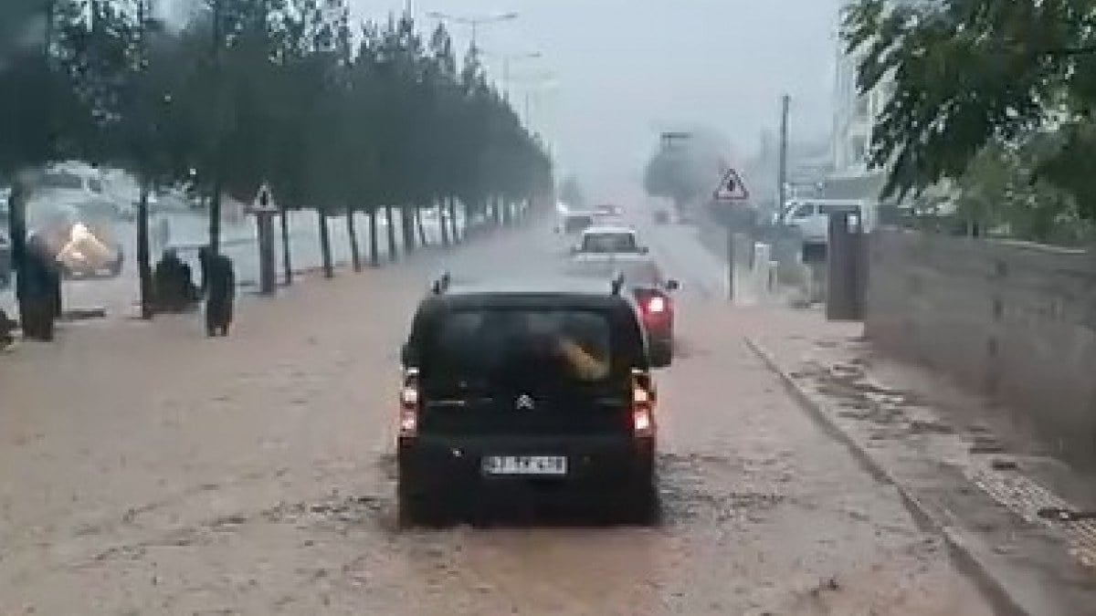 Diyarbakır'da şiddetli sağanak: Su baskınları oluştu, köprü yıkıldı