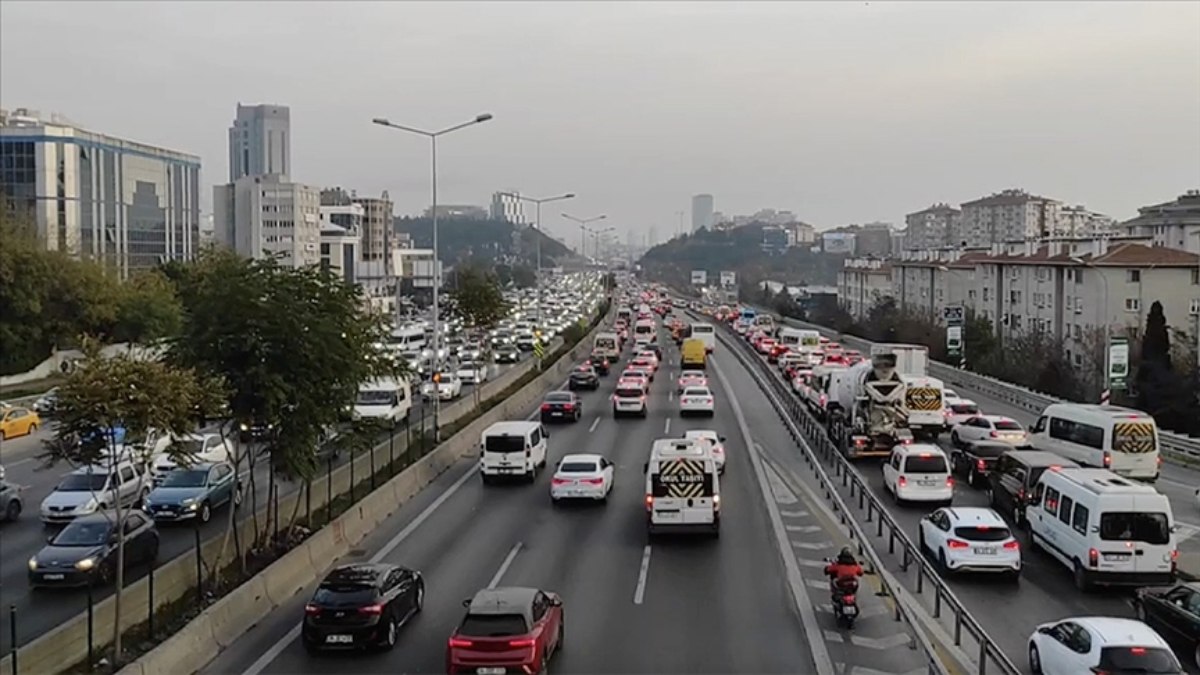 İstanbul trafiğine yağmur engeli! Yoğunluk yüzde 70'in üzerinde