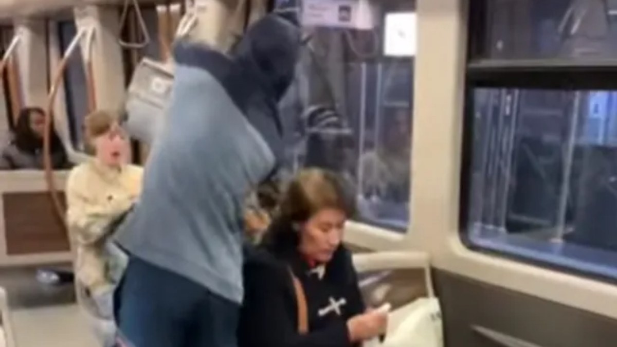 Belçikalı YouTuber Yanike, metroda yolcunun üzerine pislik döktü