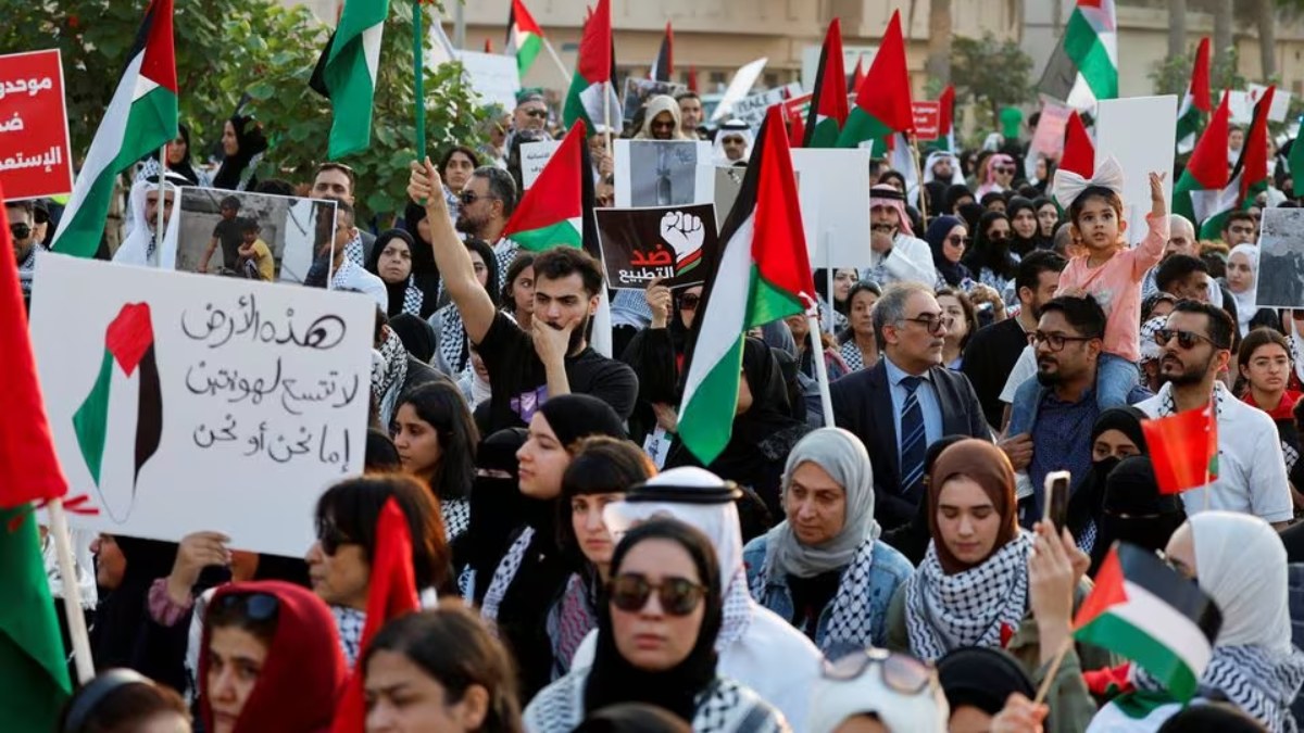 Bahreyn, İsrail'le anlaşmayı korurken, halkın öfkesini dindirmeye çalışıyor