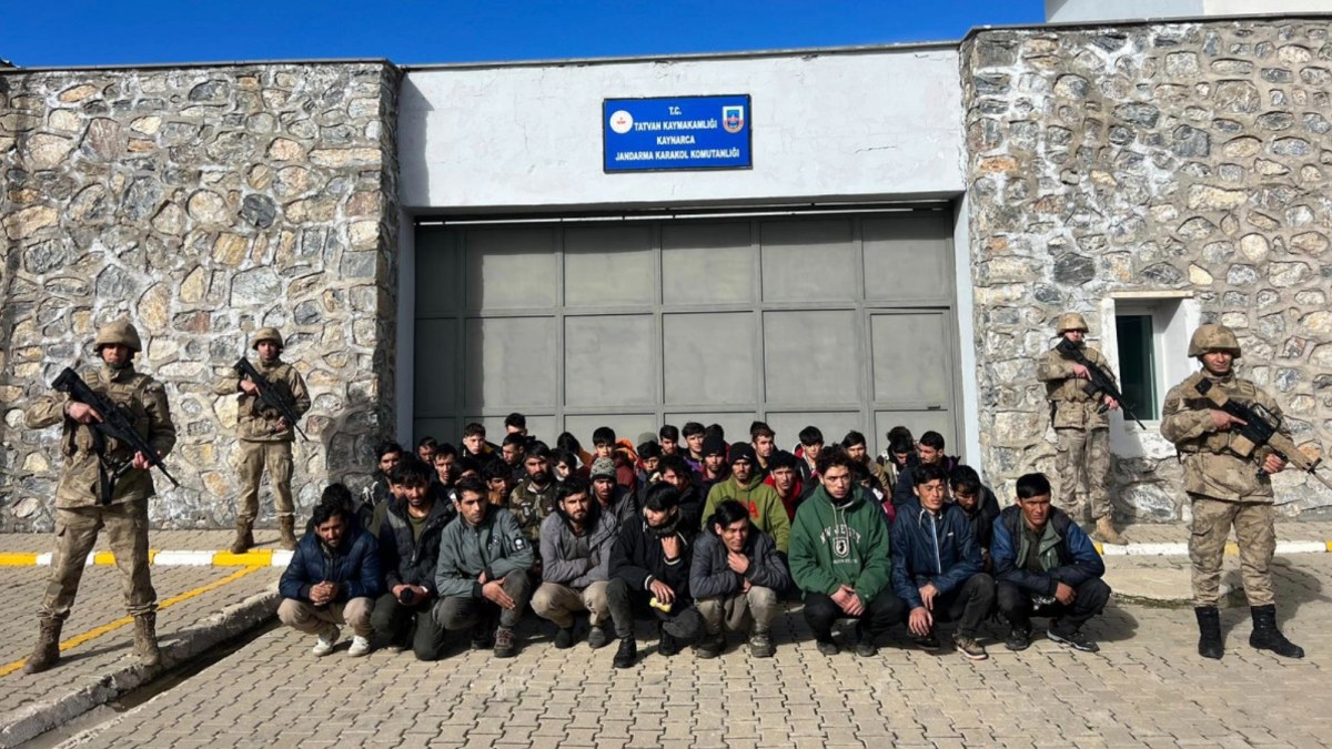 Bitlis'te Afganistan uyruklu 50 kaçak göçmen yakalandı