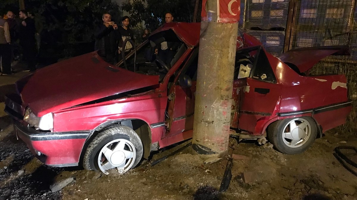 Sakarya'da direğe çarpıp kağıt gibi ezilen otomobilin sürücüsü öldü