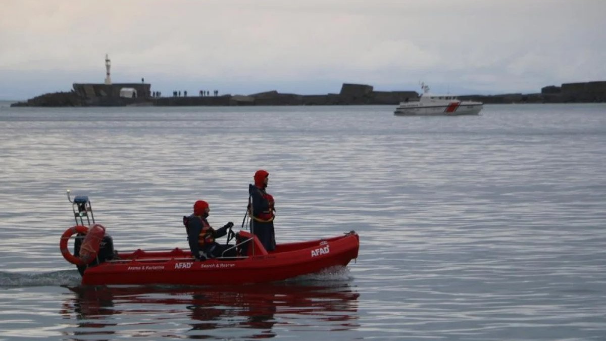 Zonguldak'ta batan gemideki mürettebatı arama çalışmaları durduruldu
