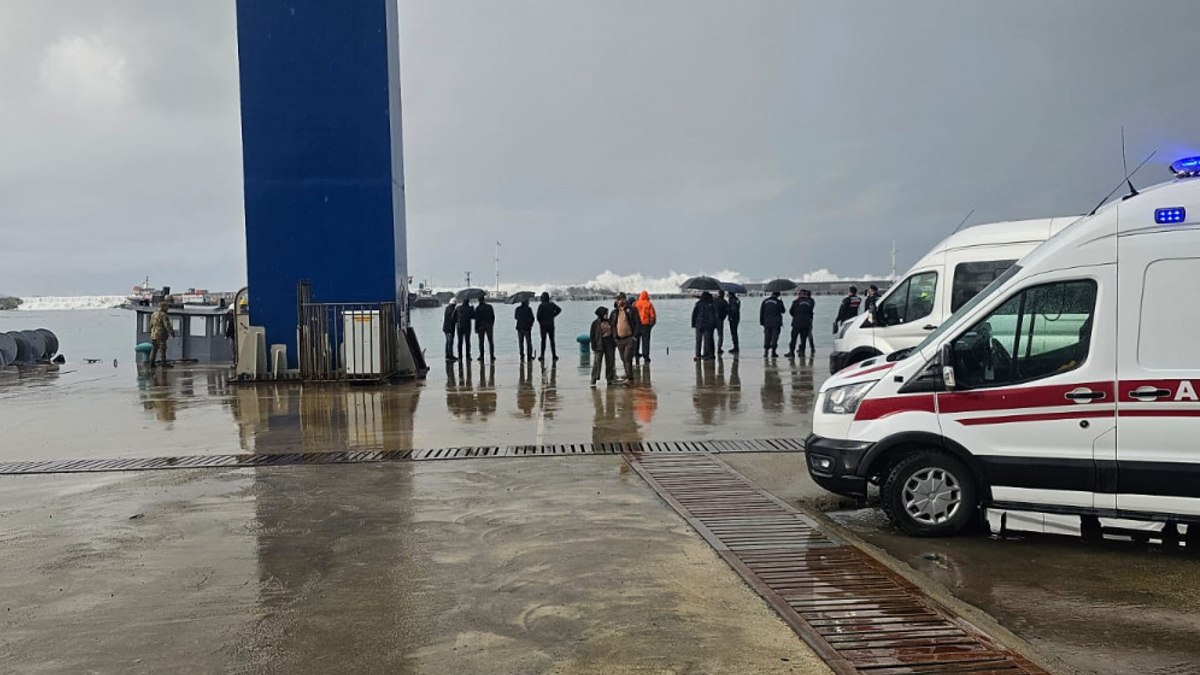 Trabzon'da fırtına, askeri üsse ait konteyneri denize sürükledi