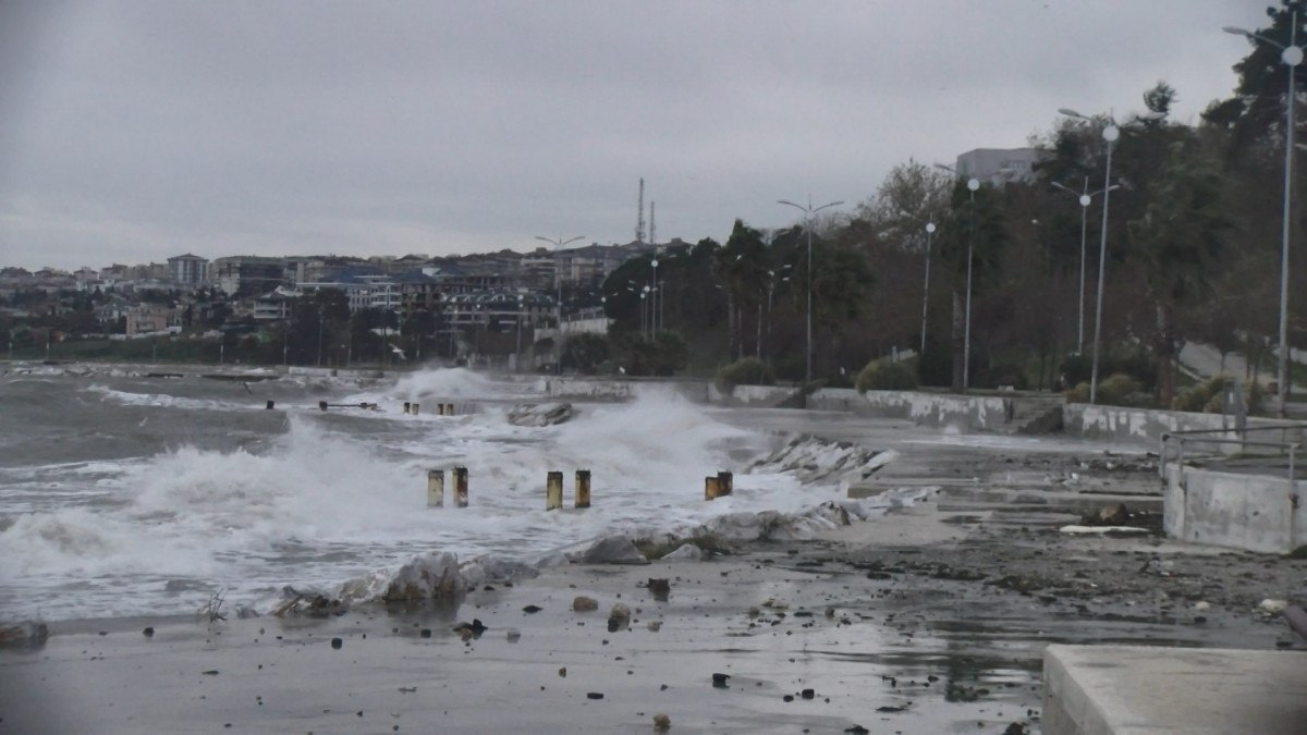 Meteoroloji fırtına uyarısı verdi: Büyükçekmece'de lodos etkili oldu...