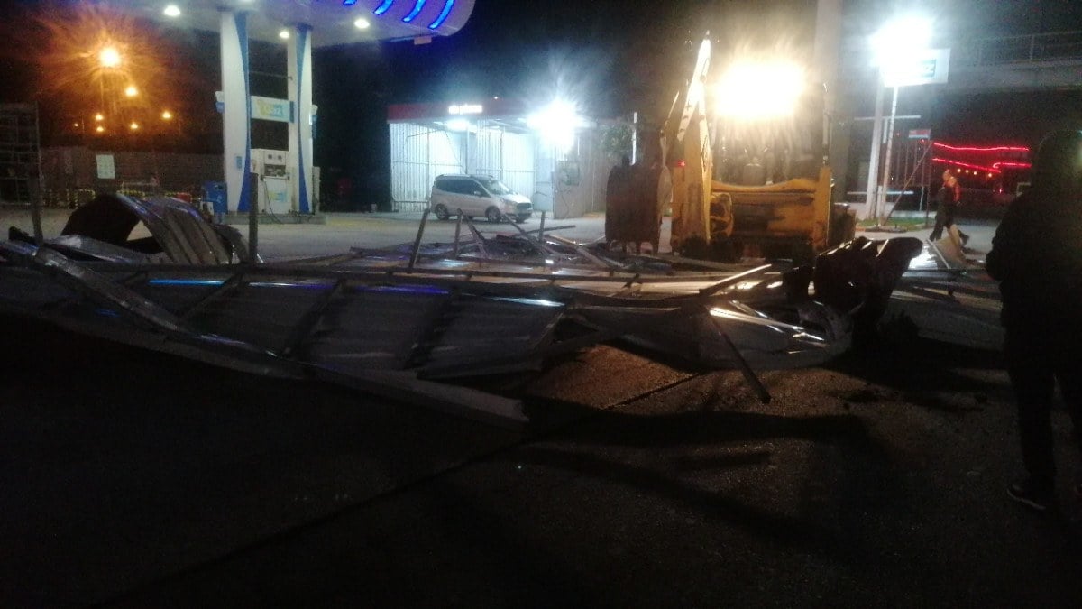 İstanbul Silivri'de iş yerinin uçan çatısı 2 araca zarar verdi