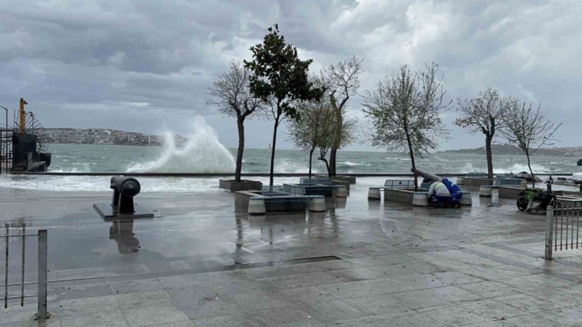 İstanbul'da fırtınada devrilen direk can aldı