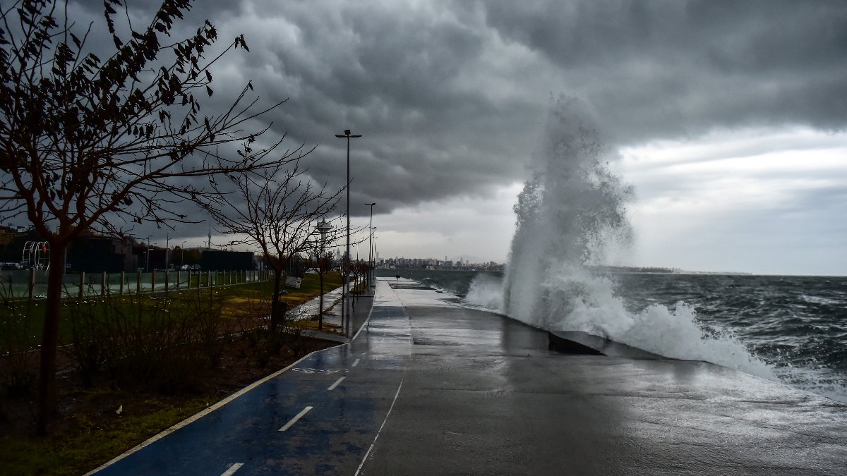 İstanbul'da sağanak yağış hayatı olumsuz etkiliyor