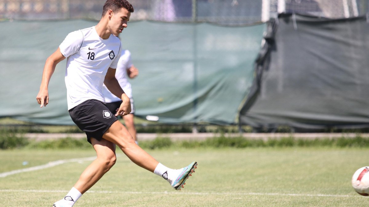 Altay'da genç Mehmet Onur Yıldız profesyonel sözleşme imzaladı