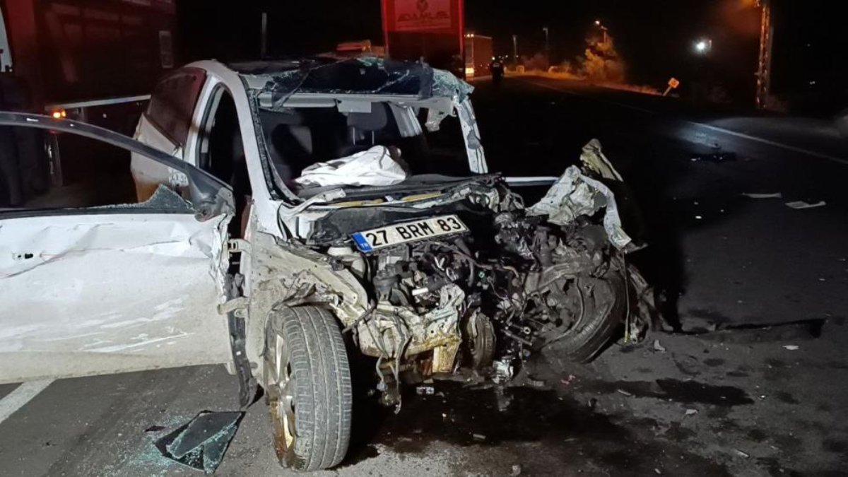 Gaziantep'te otomobil ve 2 tır kazaya karıştı: 1 ölü 1 ağır yaralı