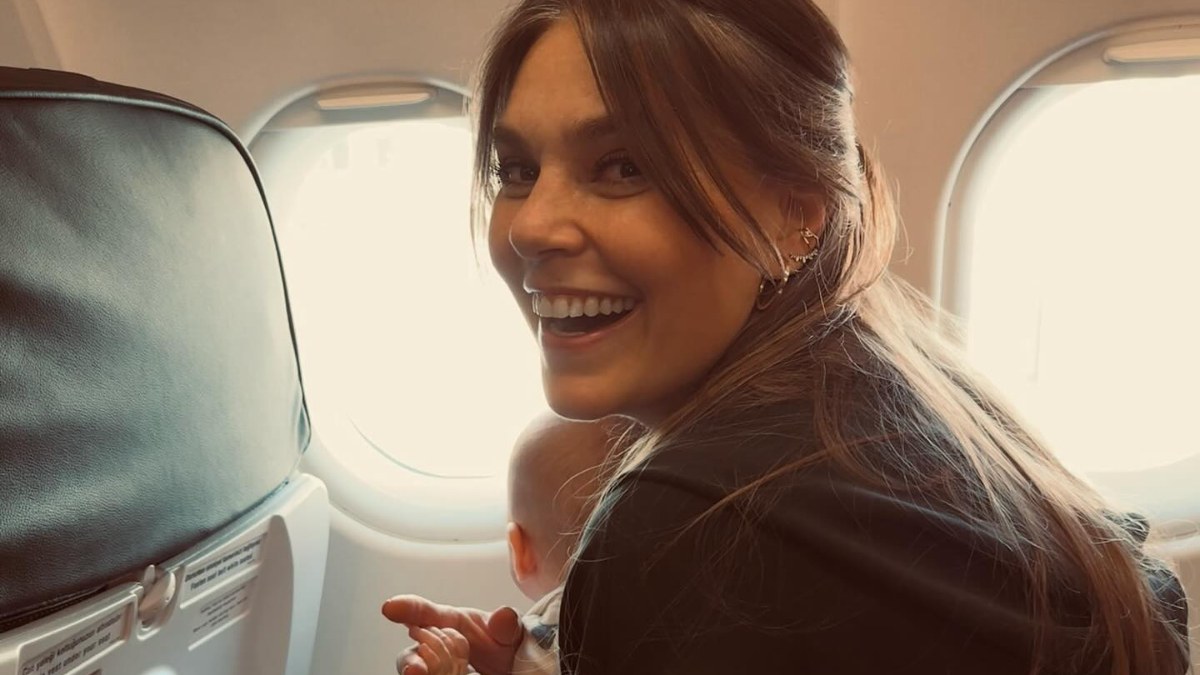 Ünlü Oyuncu Aslı Enver, kızı Elay ile yaptığı ilk uçak yolculuğunu paylaştı